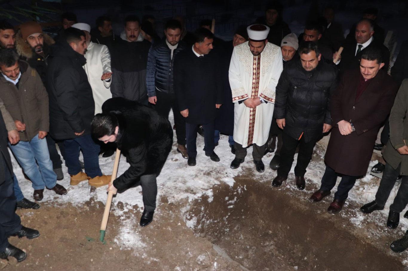 Almanya'da ırkçı terör saldırısında öldürülen Gültekin, memleketi Ağrı'da defnedildi Almanya'da ırkçı terör saldırısında öldürülen Gültekin, memleketi Ağrı'da defnedildi